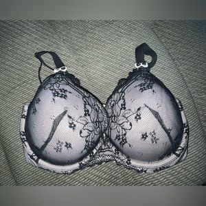 Parisa push-up bra. Size 36G. Lovely lace design and bows. Padded.